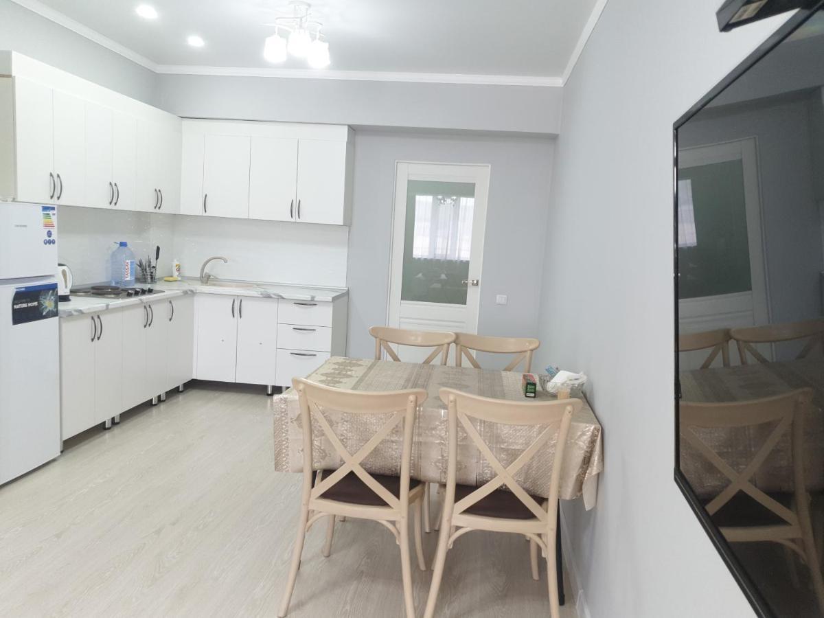 Центр Арбат Уютные Апартаменты В Новом Жк Almaty Bagian luar foto